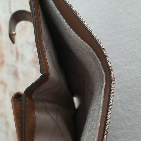 New Michael Kors Monogram Wristlet - Picture 9 of 12